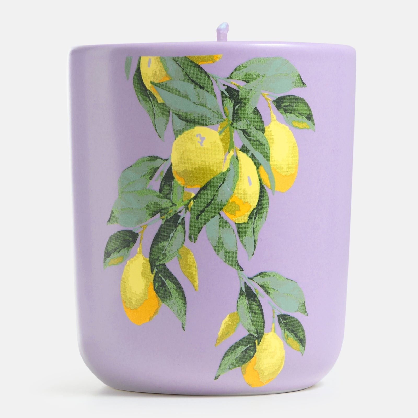 Die ipuro Duftkerze ipuro x Amalfi 270g in Lavendel mit gelben Zitronen- und grünen Blattmotiven bringt mediterranen Charme und frische Zitrusnoten in Ihr Zuhause.