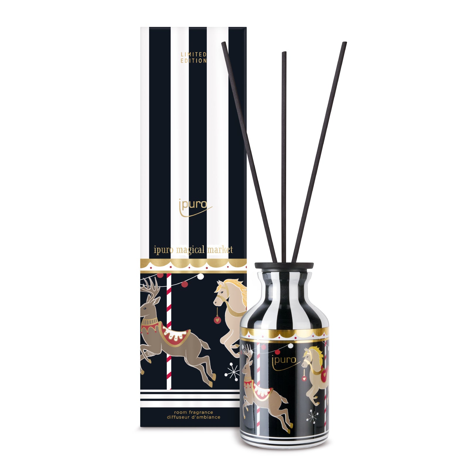 Der ipuro magical market Raumduft 240ml von ipuro ist ein dekorativer Raumduftzerstäuber mit schwarzem Schilf in einer reflektierenden Flasche, die mit einem Karussellpferd verziert ist. Die Box verfügt über schwarze und weiße Streifen, goldene Akzente und den Text "ipuro magischen Markt.