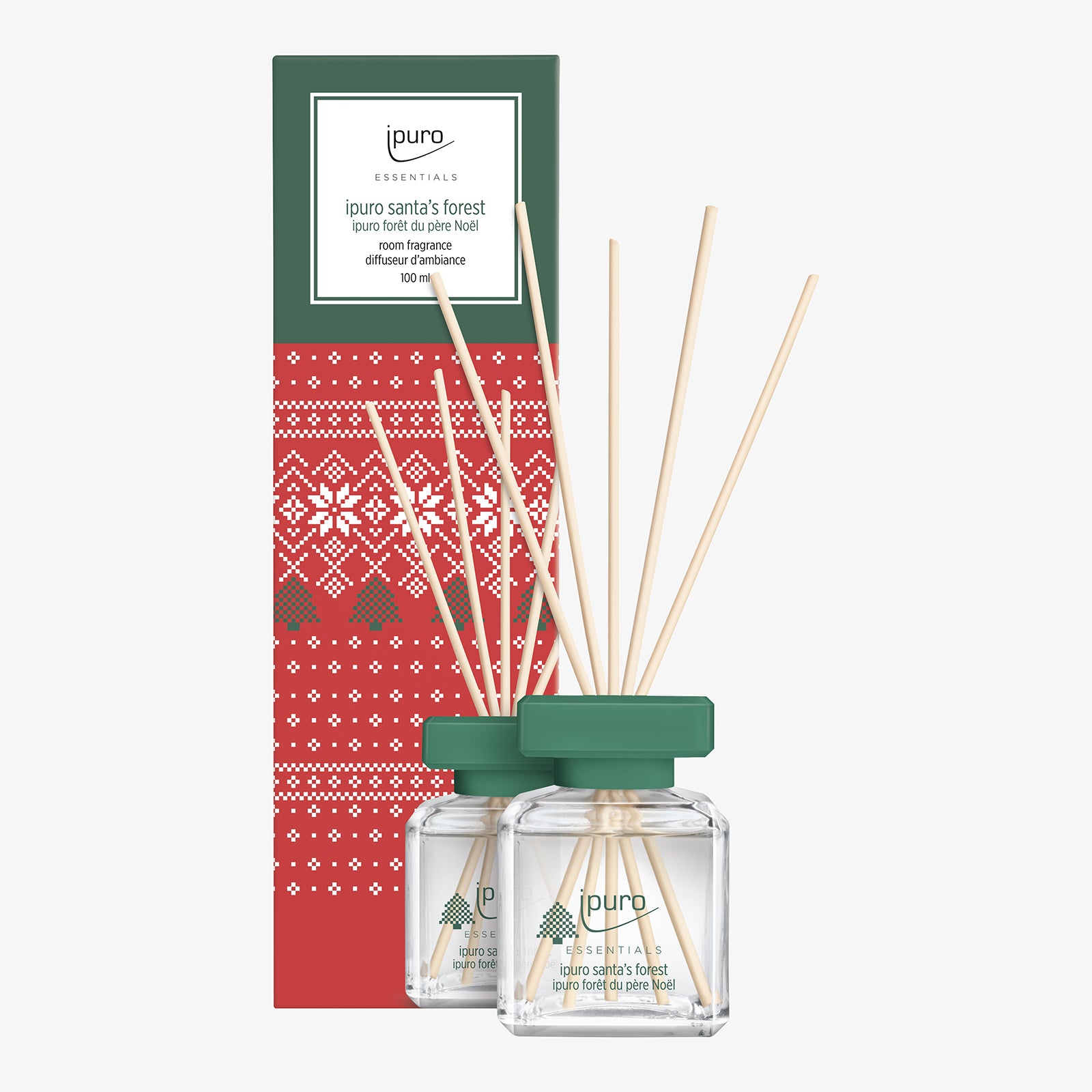 Das ipuro ESSENTIALS Raumduft santa's forest Set besteht aus zwei festlichen Duftzerstäubern mit grüner Kappe und roter Verpackung, die mit einem weißen Pullover und einem Weihnachtsbaum verziert sind und gemütlichen Weihnachtsduft in Ihr Zuhause bringen.